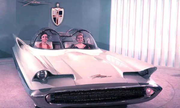 Най-известен участието си в оригиналния телевизионен сериал за Батман, Futura заслужава място в тази история, тъй като няма аналог благодарение на двата купола вместо обичайни покрив и &bdquo;намръщените&ldquo; фарове.
Ford влага 250 000 долара (около 2,5 милиона долара в днешни пари) за изграждането на тази концепция, оборудвайки я с V8 двигател с 300 к.с.
